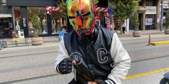 İron-Man kaskı ile dolaşan motosikletli dikkat çekiyor