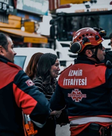 İş hanını alevler sardı, itfaiye 12 kişiyi kurtardı