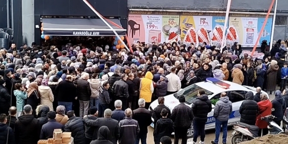 İş yeri açılışında yapılan indirim izdihama sebep oldu