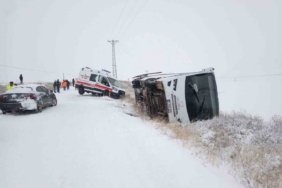 İşçi servisi devrildi, yardıma giden ambulans kara saplandı