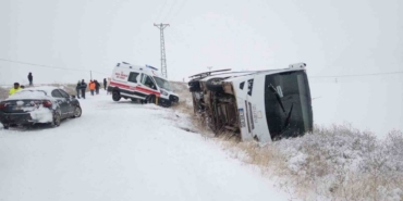 İşçi servisi devrildi, yardıma giden ambulans kara saplandı