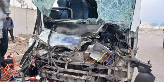 İşçi servisi tıra arkadan çarptı: Çok sayıda yaralı var