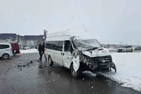 İşçi servisi tıra çarptı: 11 yaralı