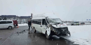 İşçi servisi tıra çarptı: 11 yaralı