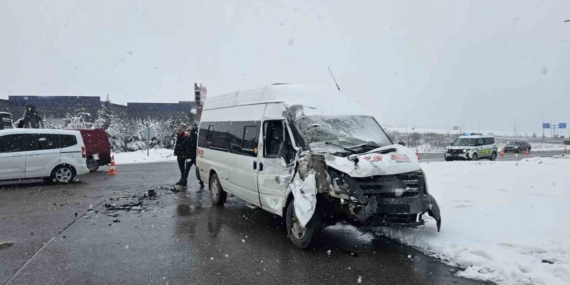 İşçi servisi tıra çarptı: 11 yaralı