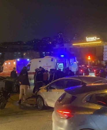 Işık ihlali yapan otomobil, iki motosiklete çarptı: 2 yaralı