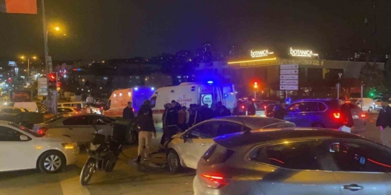 Işık ihlali yapan otomobil, iki motosiklete çarptı: 2 yaralı