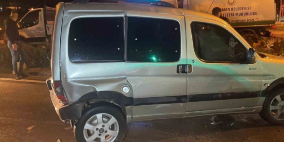 Işıkta bekleyen araçlara çarpan otomobil zincirleme kazaya neden oldu: 2 yaralı