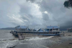 İskeleye çarparak karaya oturan tekne için kurtarma çalışmaları başladı
