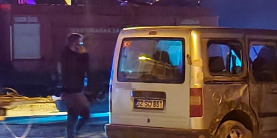 Isparta’da kontrolden çıkan hafif ticari araç devrildi: 2 yaralı