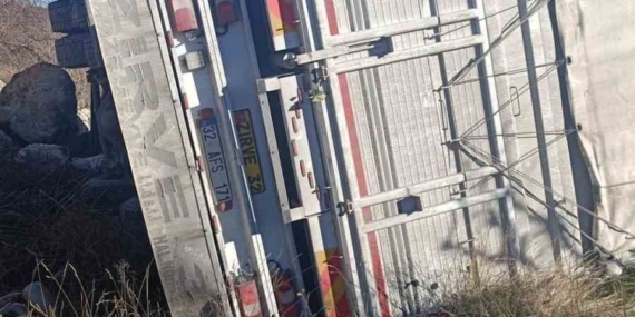 Isparta’da kontrolden çıkan kamyon şarampole devrildi, sürücü yaralandı