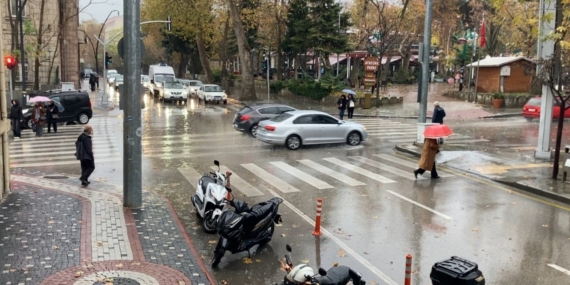 Isparta’da sağanak yağış etkisini arttırdı: Yollarda su birikintileri oluştu