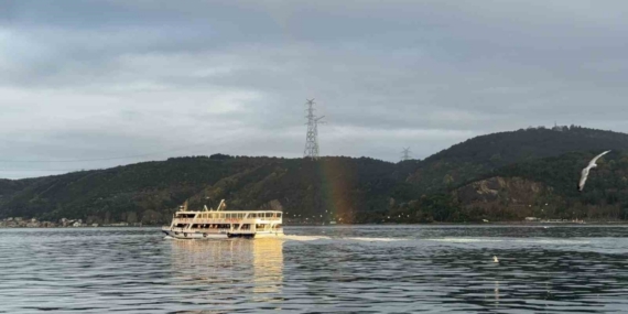 İstanbul Boğazı’nda gökkuşağı şöleni