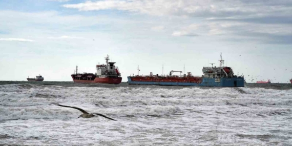 İstanbul’da birbirine temas eden tankerlerden biri kurtarıldı