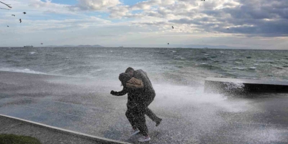 İstanbul’da dev dalgalara aldırış etmeden fotoğraf çekildiler