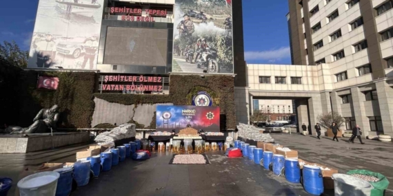 İstanbul’da ele geçirilen 1 ton 144 kilo uyuşturucu emniyette sergilendi