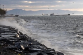 İstanbul’da fırtına etkili oluyor: Dalgalar sahili dövdü
