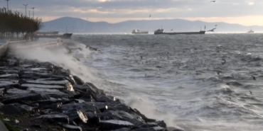 İstanbul’da fırtına etkili oluyor: Dalgalar sahili dövdü