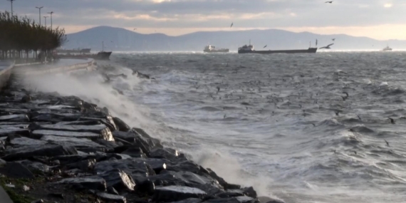 İstanbul’da fırtına etkili oluyor: Dalgalar sahili dövdü