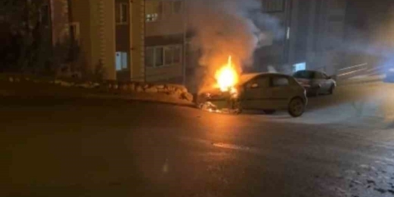 İstinat duvarına çarpan otomobil alev aldı