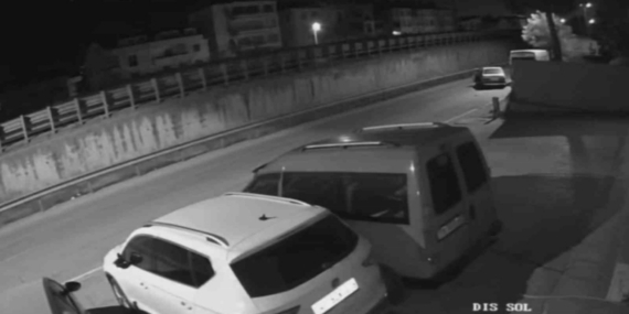 İterek çaldıkları otomobile "kontak" ararken yakalandılar