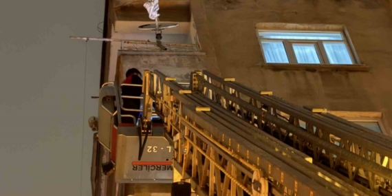 İtfaiye eve merdiven uzatarak girdi, çocuğun uyuduğu ortaya çıktı