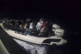 İzmir açıklarında 25 düzensiz göçmen yakalandı, 33 göçmen kurtarıldı
