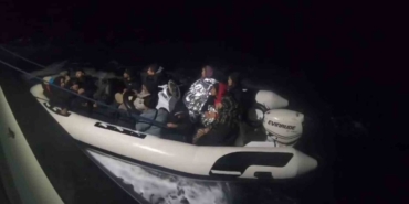 İzmir açıklarında 25 düzensiz göçmen yakalandı, 33 göçmen kurtarıldı