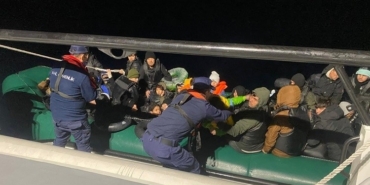 İzmir açıklarında 50 düzensiz göçmen yakalandı