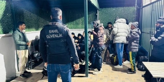İzmir’de 20 düzensiz göçmen ve 1 göçmen kaçakçısı yakalandı