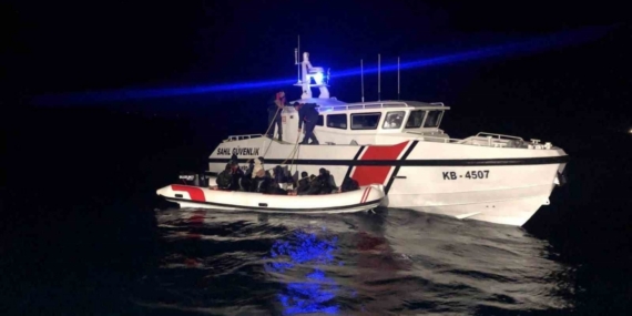 İzmir’de 24 saatte 99 göçmen, 3 kaçakçı yakalandı