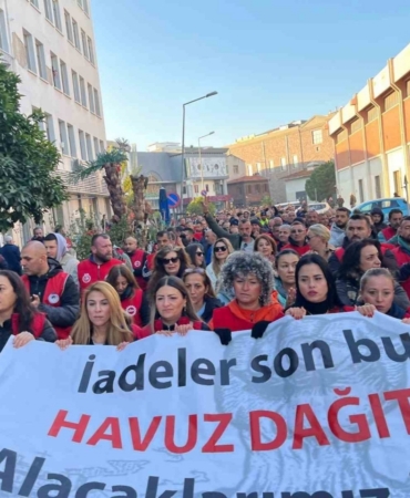 İzmir’de belediye işçileri yarım gün iş bırakma eyleminde