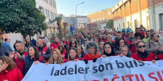 İzmir’de belediye işçileri yarım gün iş bırakma eyleminde