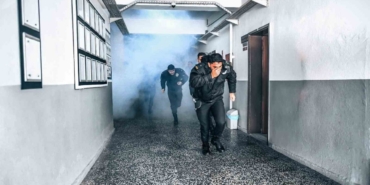 İzmir’de, itfaiyeden polis okulunda yangın tatbikatı