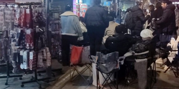 İzmir’de kamp sandalyeli, battaniyeli indirim nöbeti: Çarşı ortasında sabahladılar