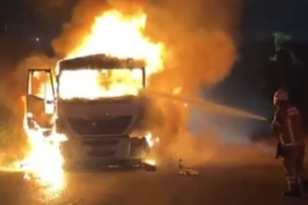 İzmir’de kömür yüklü tır alev aldı