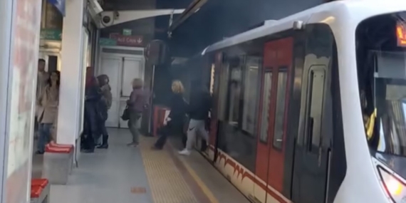İzmir’de metro vagonu raydan çıktı