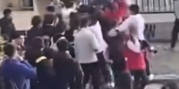 İzmir’de öğrenciler birbirine girdi: Sokak boks ringine döndü