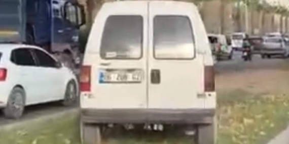 İzmir’de orta refüjü kullanan sürücüye ceza yağdı