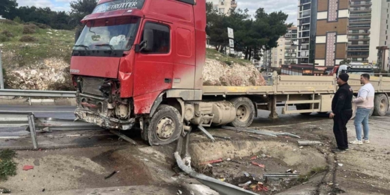 İzmir’de tır bariyerleri aşıp karşı şeride geçti