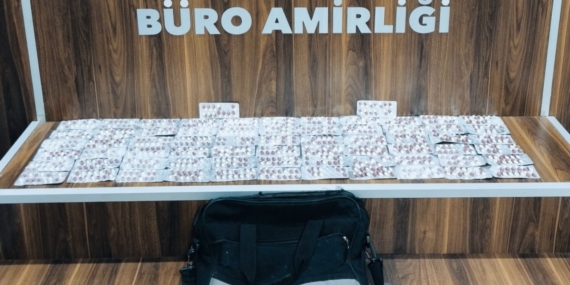 İzmir’de zehir tacirlerine operasyon: 894 hap ele geçirildi