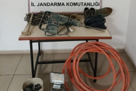 Kaçak kazı yapan 3 kişi jandarmaya suçüstü yakalandı