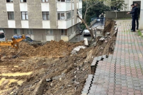 Kadıköy’de yağışlara dayanamayan istinat duvarı çöktü