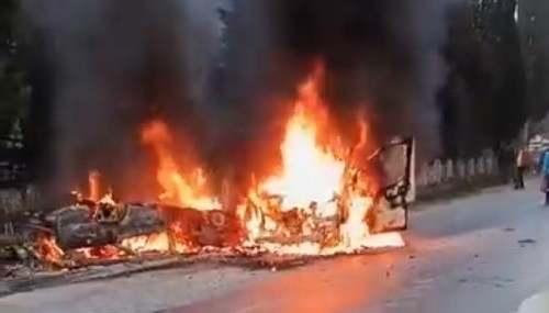 Kafa kafaya çarpışan araçlar çıkan yangında küle döndü