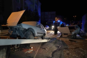 Kafa kafaya çarpışan iki Tofaş otomobil hurdaya döndü: 3 yaralı