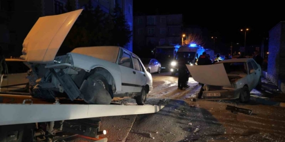 Kafa kafaya çarpışan iki Tofaş otomobil hurdaya döndü: 3 yaralı