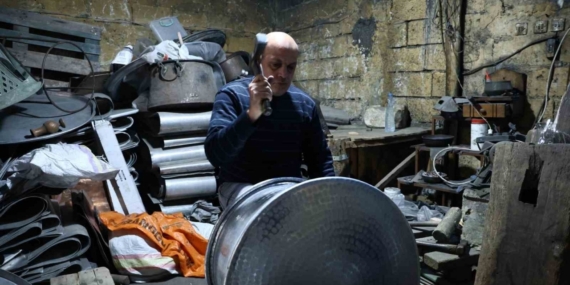 Kahramanmaraş’ta bakır ustalarının çekiç sesleri asırlık çarşıda hâlâ yankılanıyor