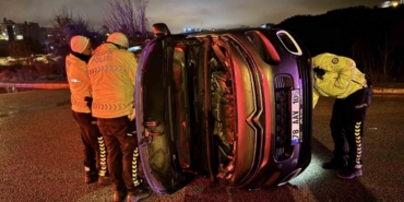 Kaldırıma çarpıp devrildi: 1 yaralı