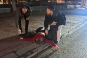 Kaldırıma yatıp çığlık attı, polisi görünce kaçmak istedi