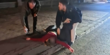 Kaldırıma yatıp çığlık attı, polisi görünce kaçmak istedi